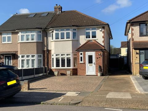 Gray Gardens, Rainham RM13