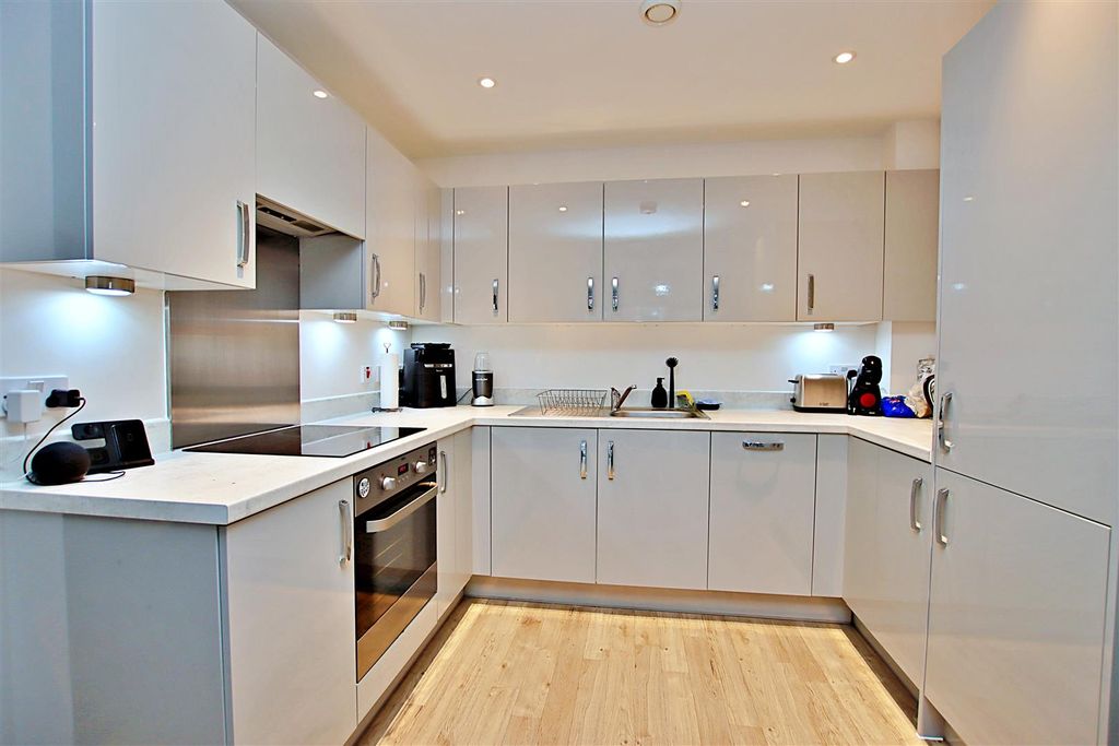 Additional image 3 of 2 bed flat for saleDarwin House, Holmesley Road, Borehamwood WD6