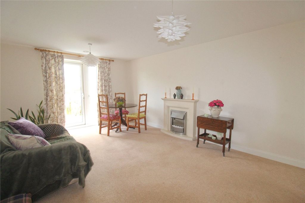 2 bed flat for saleApplegate House, Trowbridge BA14 photo 3