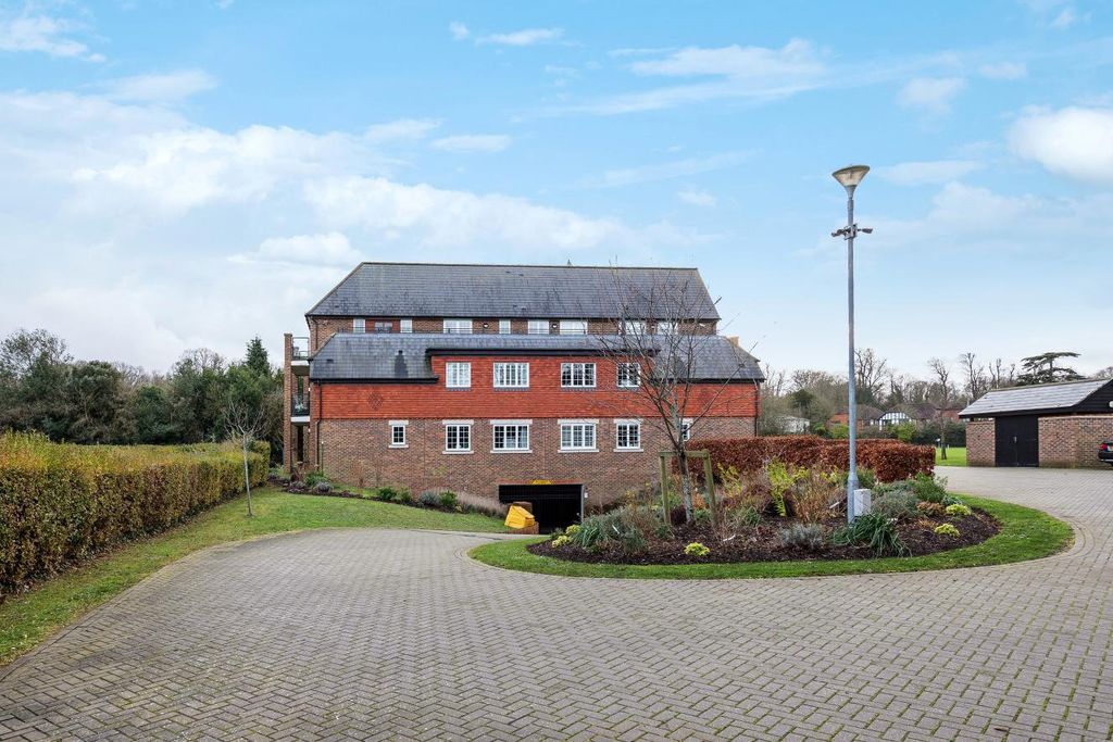 Additional image 7 of 3 bed flat for saleWest Common Road, Hayes, Kent BR2