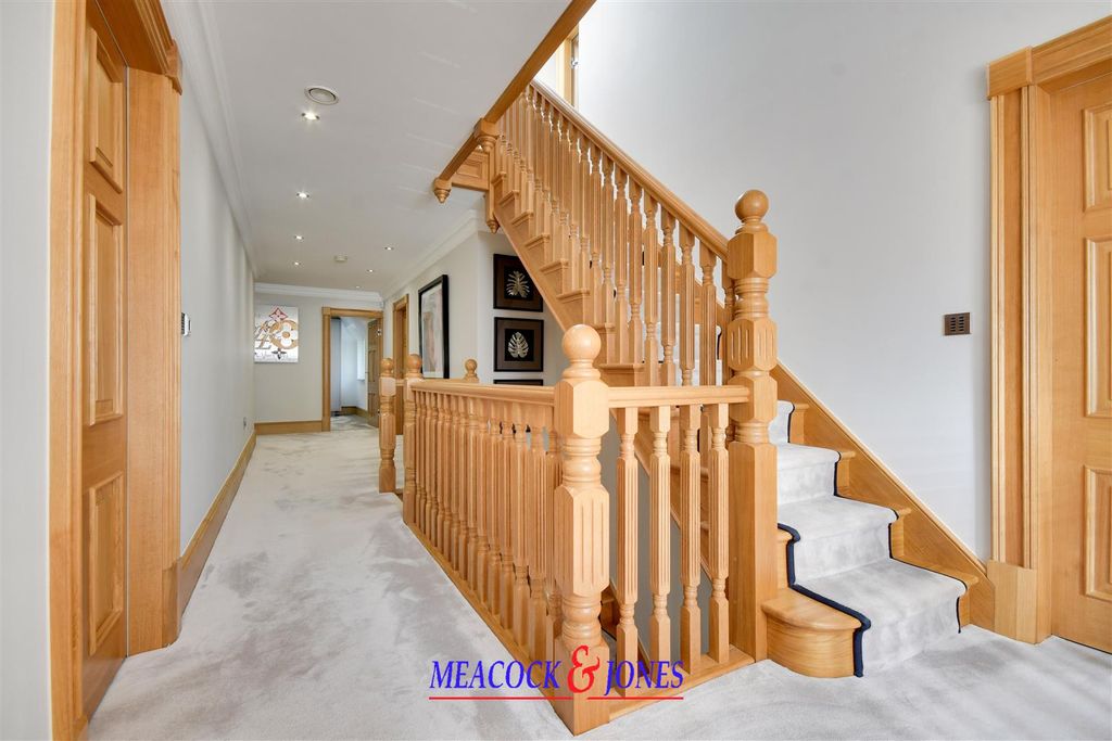 Additional image 20 of 6 bed detached house for saleChallacombe Close, Hutton Mount, Brentwood CM13