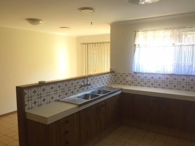 27 Vienna Way, Strathpine QLD 4500 photo 2