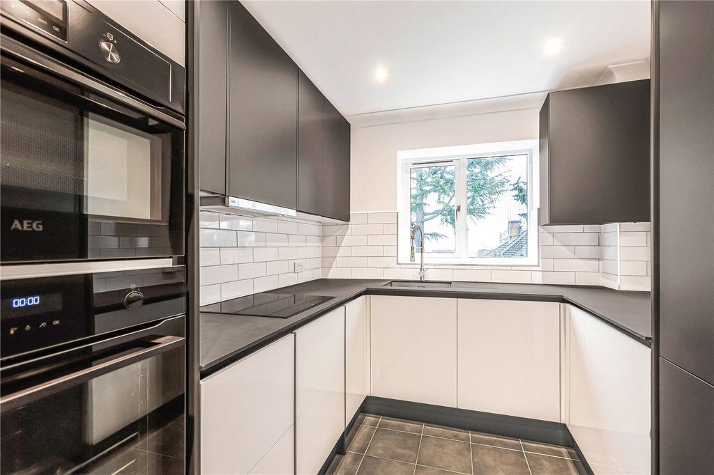 Additional image 2 of 2 bed flat for saleAllum Lane, Elstree, Borehamwood, Hertfordshire WD6
