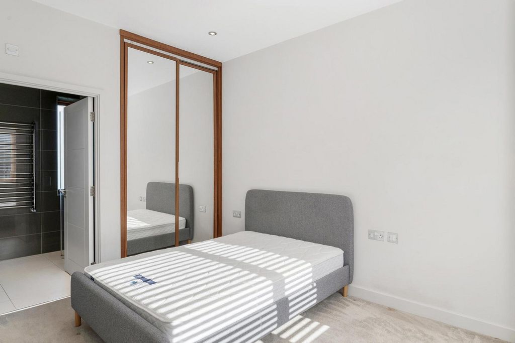 Additional image 9 of 4 bed semi-detached house for saleGibsons Place, Brentford TW8