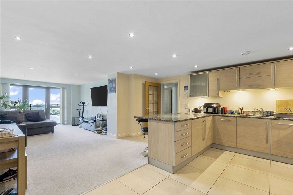 2 bed flat for saleThe Esplanade, Compass Point The Esplanade PO21 photo 3
