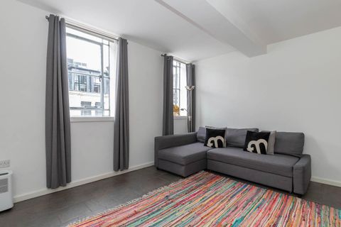 Sun House, Bennetts Hill B2, Studio to rent
