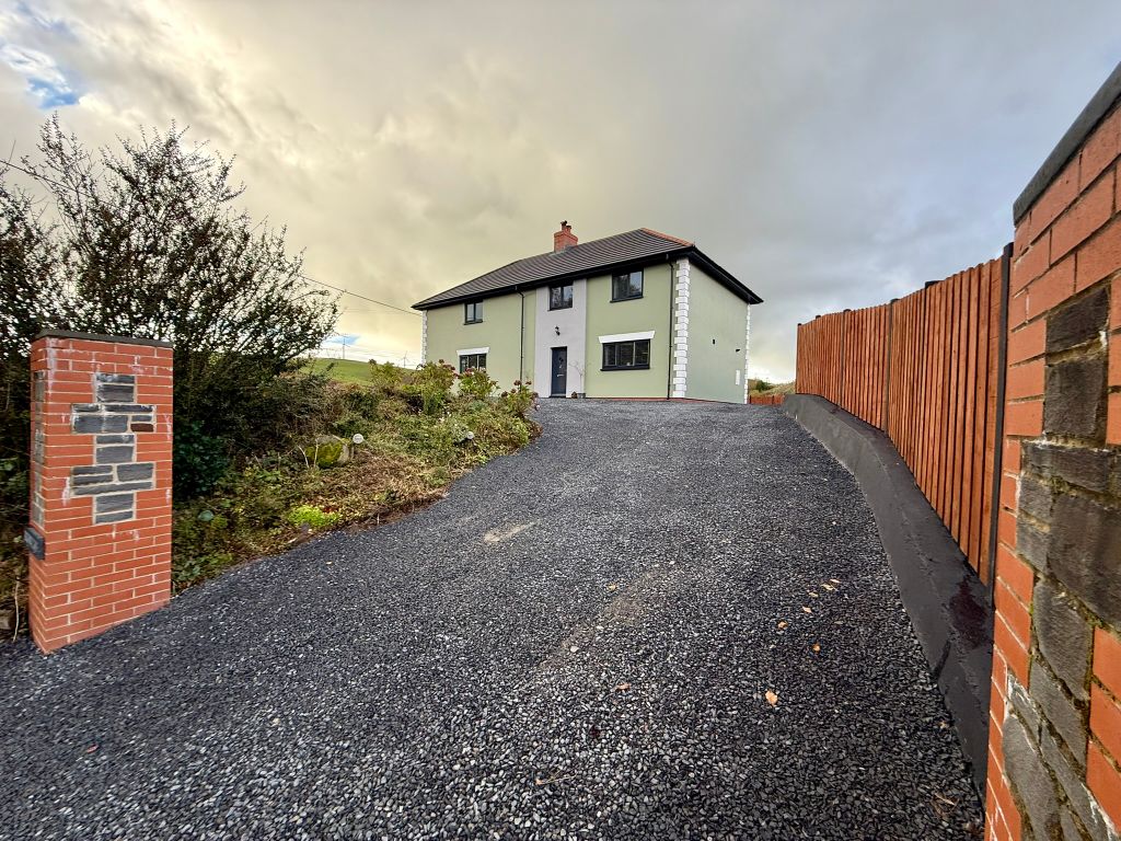 5 bed detached house for saleBontgoch SY24