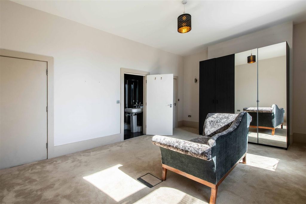 Additional image 8 of 2 bed flat for saleWestern Terrace, The Park NG7