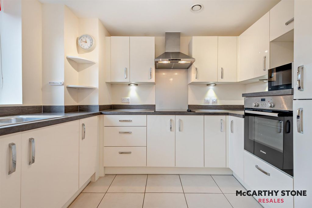 2 bed flat for saleMacaulay Road, Broadstone, Dorset BH18 photo 4
