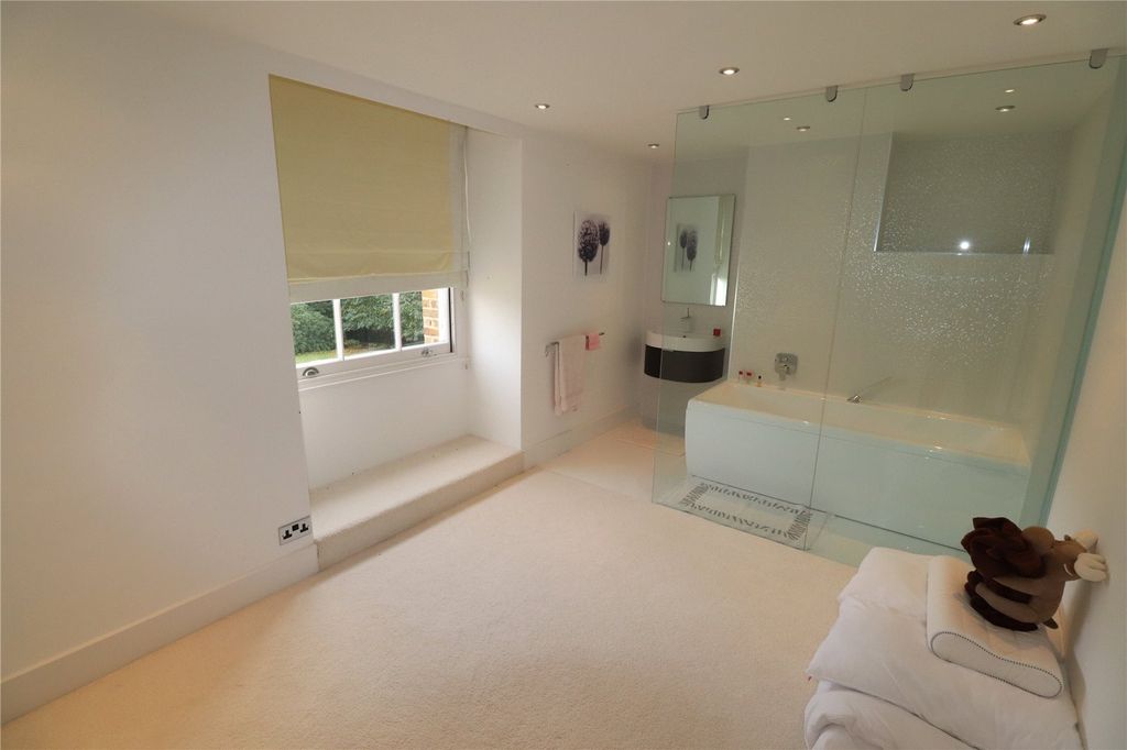 Additional image 10 of 3 bed flat for saleThorndon Hall, Thorndon Park, Ingrave, Brentwood CM13