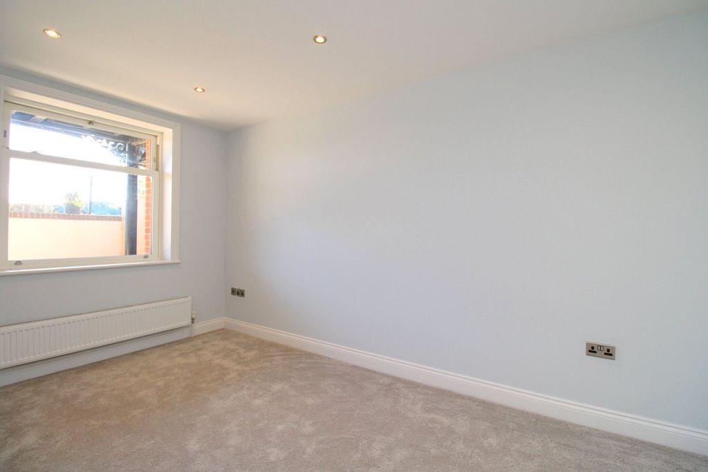 Additional image 6 of 2 bed flat for saleChevalier Road, Felixstowe, Suffolk IP11