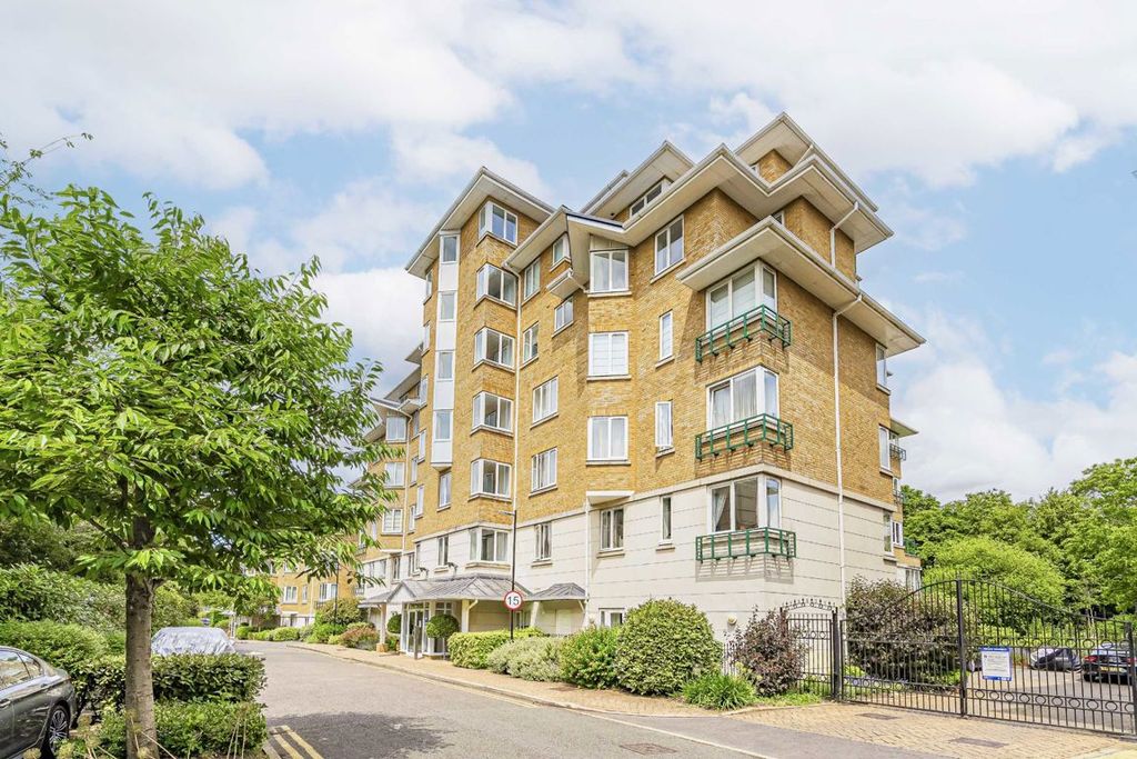3 bed flat for saleStrand Drive, Kew TW9