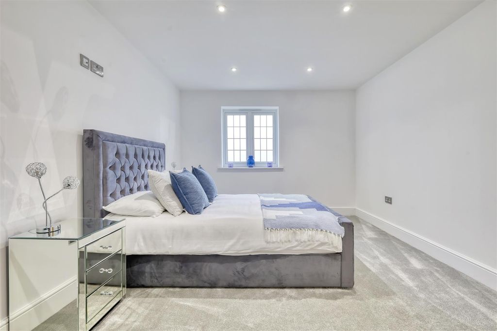 Additional image 13 of 2 bed flat for sale41 Shenfield Road, Shenfield, Brentwood CM15