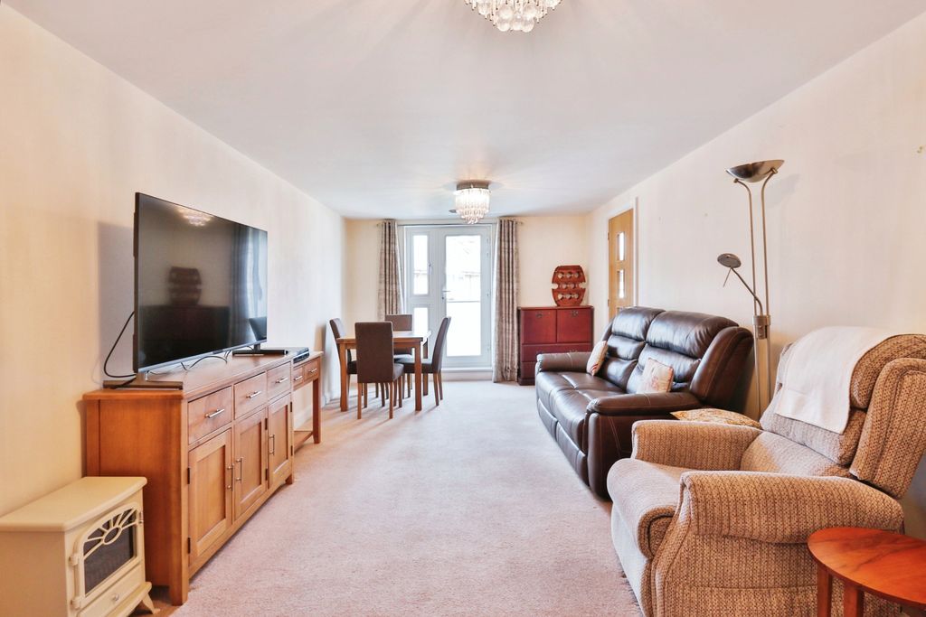 2 bed flat for saleMacaulay Road, Broadstone, Dorset BH18 photo 3