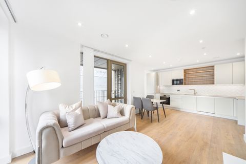 New Village Avenue, London E14