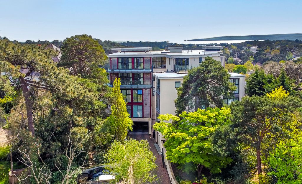3 bed flat for saleAlipore Close, Poole BH14