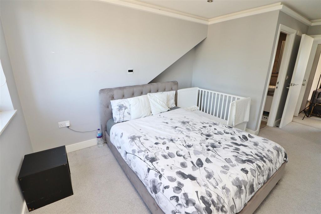 Additional image 29 of 5 bed semi-detached house for saleStanborough Avenue, Borehamwood WD6