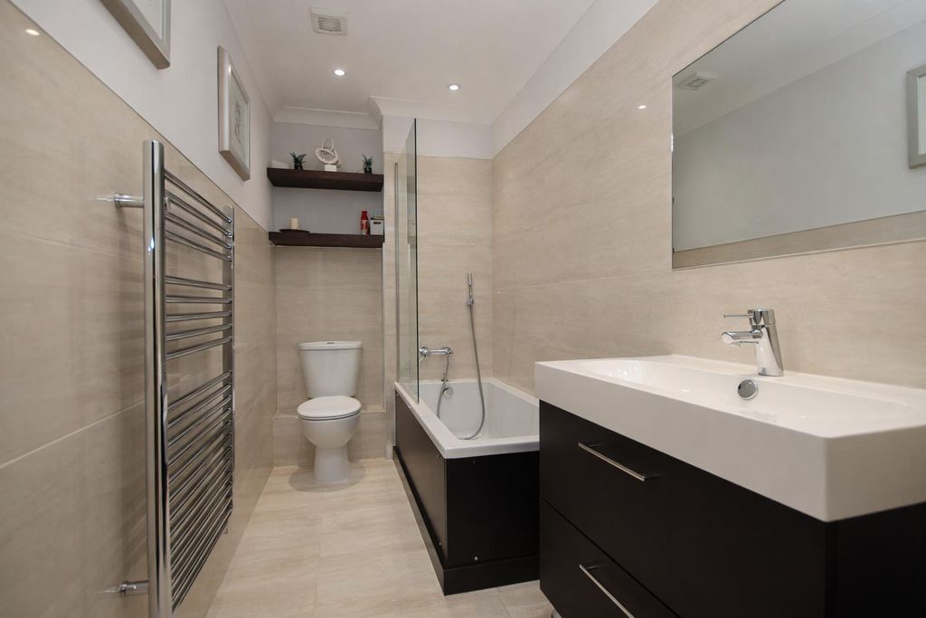 Additional image 10 of 2 bed flat for saleWilliow Tree Court, Balmoral Drive, Borehamwood WD6