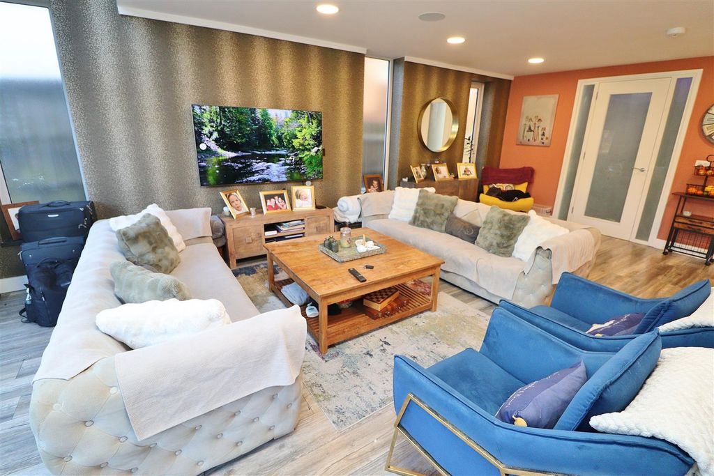 Additional image 7 of 5 bed semi-detached house for saleStanborough Avenue, Borehamwood WD6