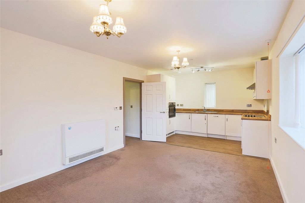 2 bed flat for saleParsons Gardens, Sargent Square, Broadway WR12 photo 5