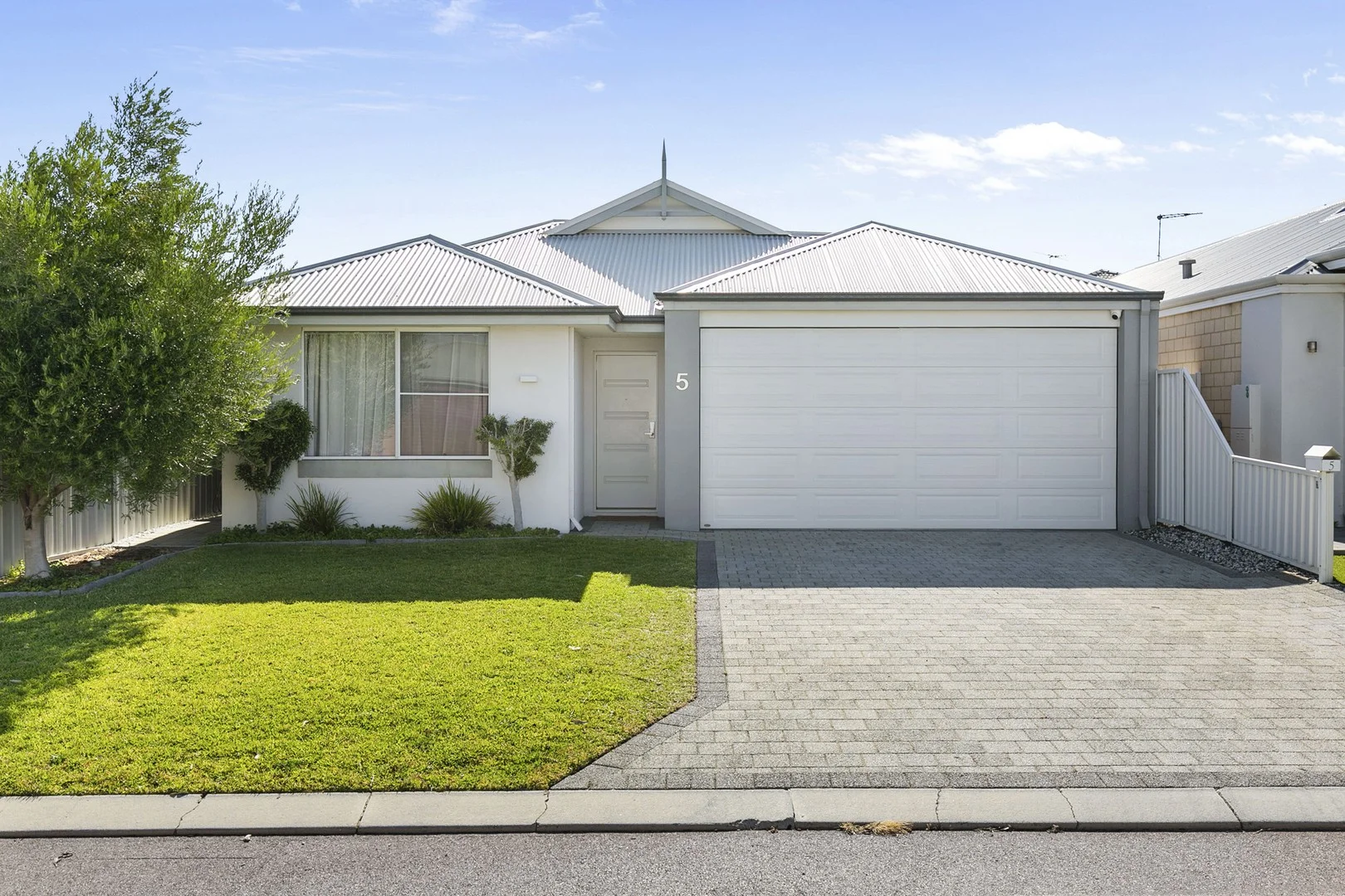 5 Wading Place, Lake Coogee WA 6166