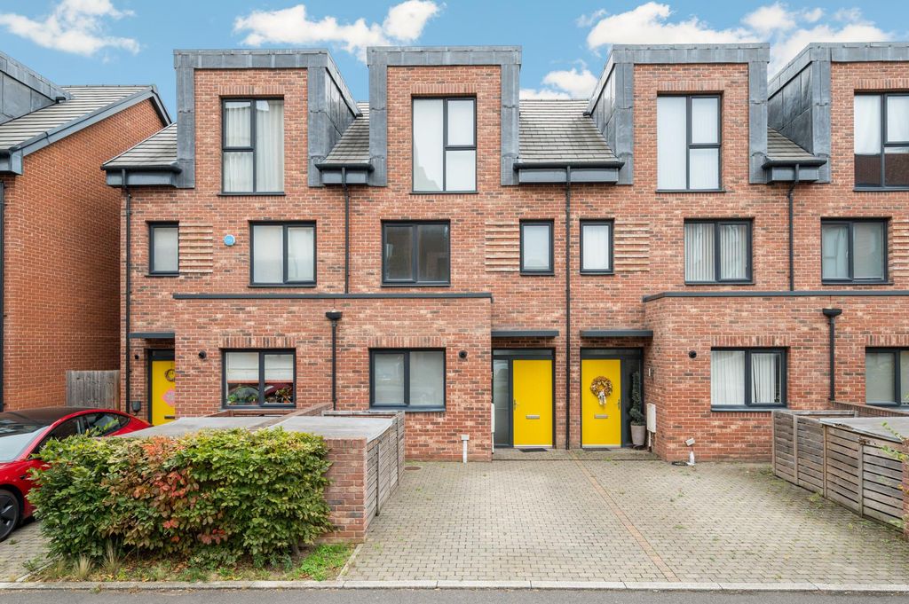 3 bed terraced house for saleReynard Way TW8