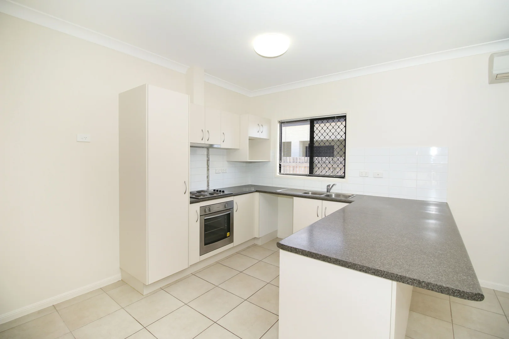 15 Skardon Place, Kelso QLD 4815 photo 2