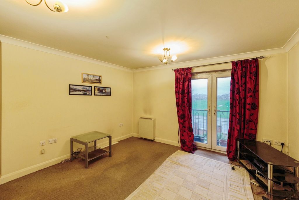2 bed flat for saleNewton Drive, Blackpool, Lancashire FY3 photo 4