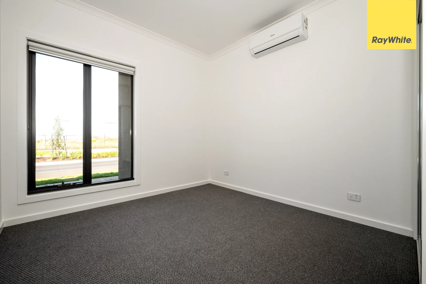 112 Hanover Circuit, Melton South VIC 3338 photo 3