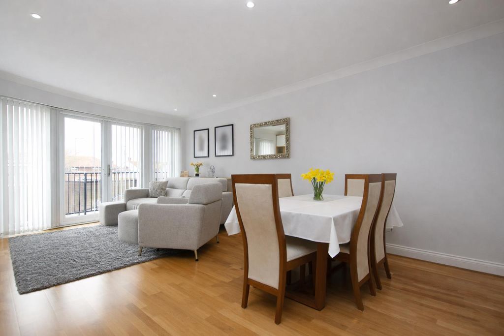 Additional image 4 of 2 bed flat for saleWilliow Tree Court, Balmoral Drive, Borehamwood WD6