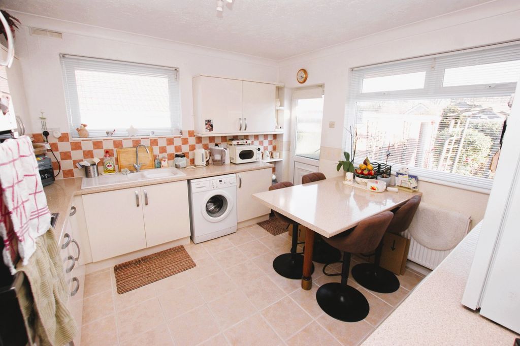 2 bed bungalow for saleStoborough Drive, Broadstone, Dorset BH18 photo 2