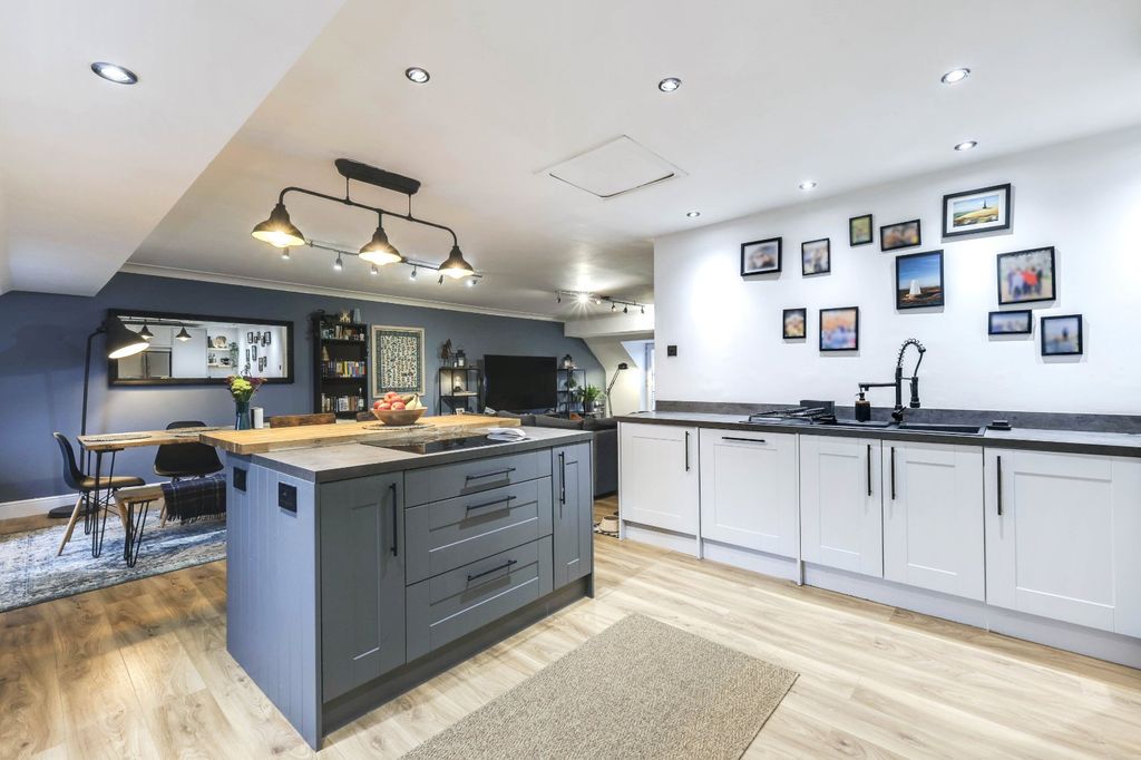Additional image 6 of 3 bed flat for saleWaters Walk, Apperley Bridge, Bradford, West Yorkshire BD10