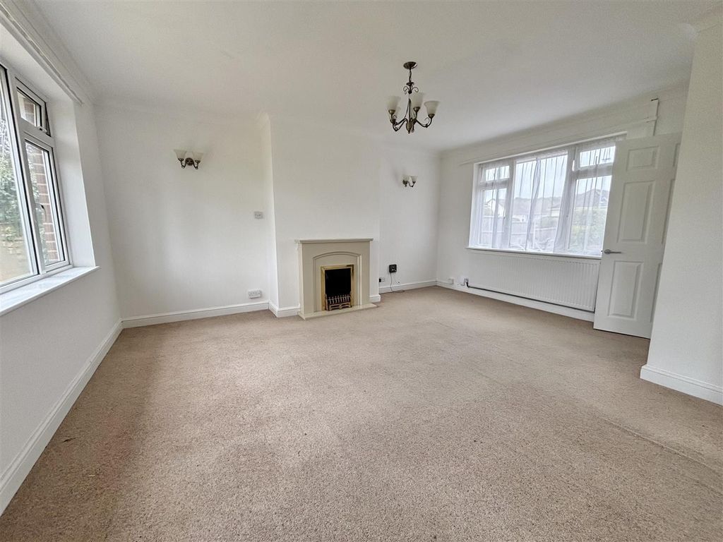 2 bed detached bungalow for saleSteepleton Road, Broadstone BH18 photo 5