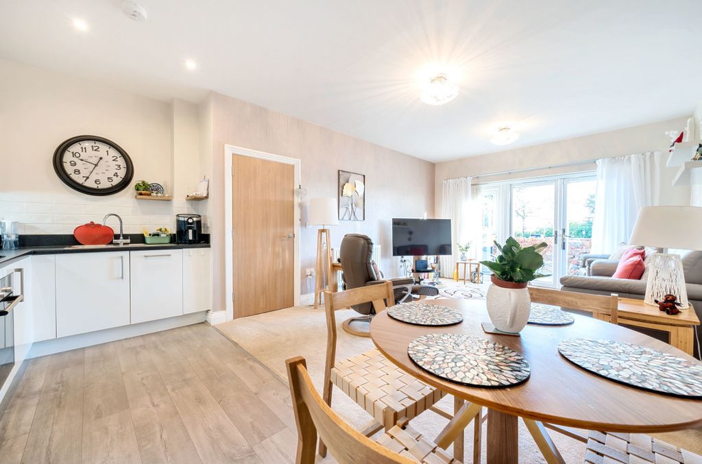 Additional image 6 of 2 bed flat for saleLondon Road, Binfield, Bracknell, Berkshire RG42