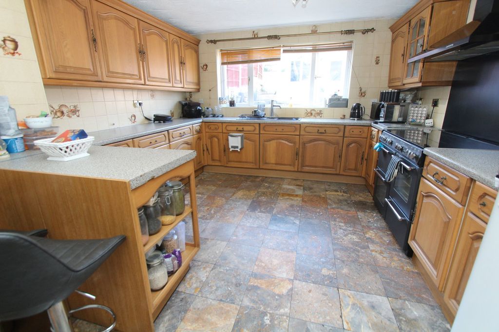 Additional image 8 of 6 bed detached house for saleNorth View Drive, Brierley Hill DY5