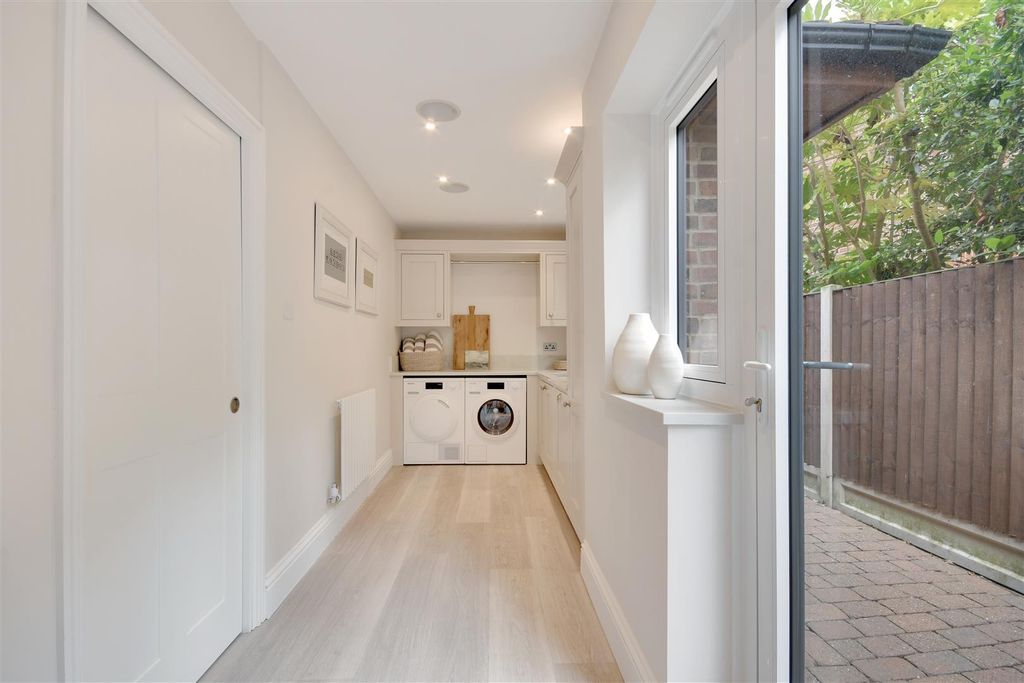 Additional image 18 of 6 bed detached house for saleWambrook Close, Hutton Mount, Brentwood CM13