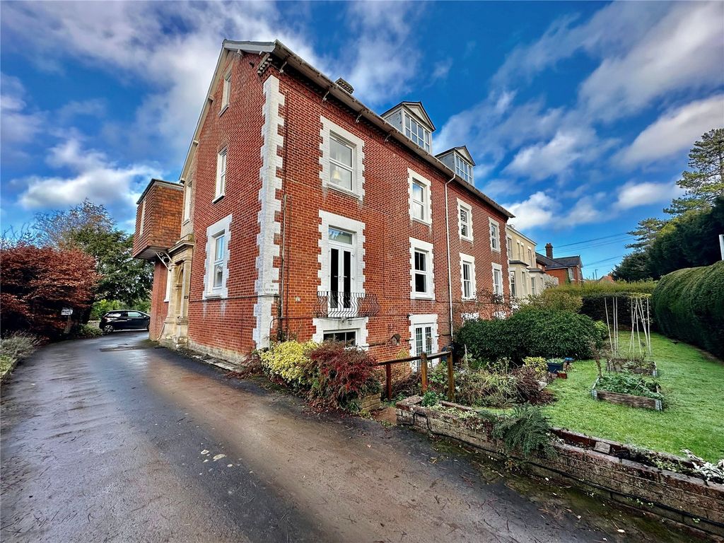2 bed flat for saleThe Red House, Park Lane, Salisbury, Wiltshire SP1