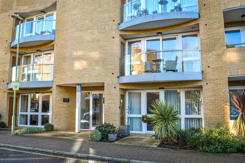 2 bed flat for saleAlmansa Way, Lymington SO41