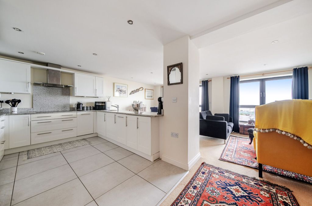 2 bed flat for saleThe Esplanade, Compass Point The Esplanade PO21 photo 3