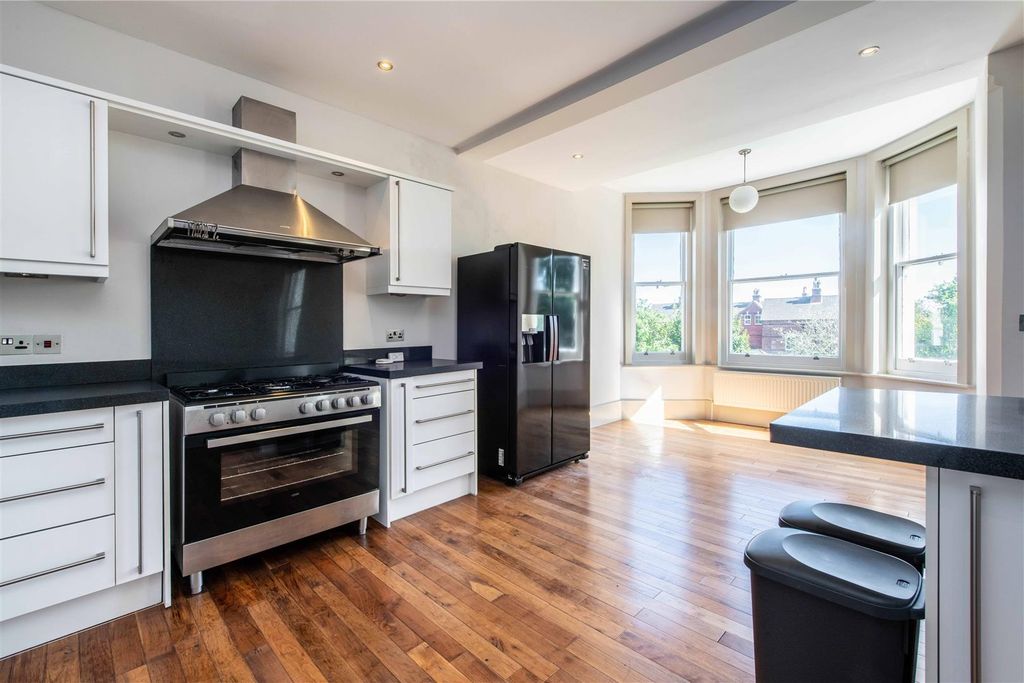 Additional image 2 of 2 bed flat for saleWestern Terrace, The Park NG7