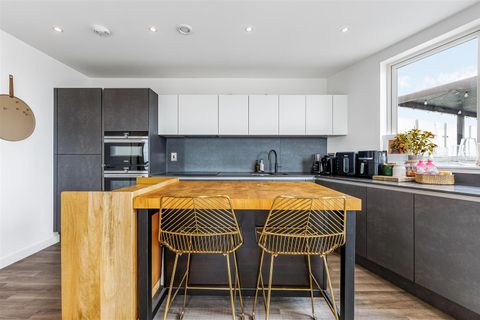 Avenue Road, London W3