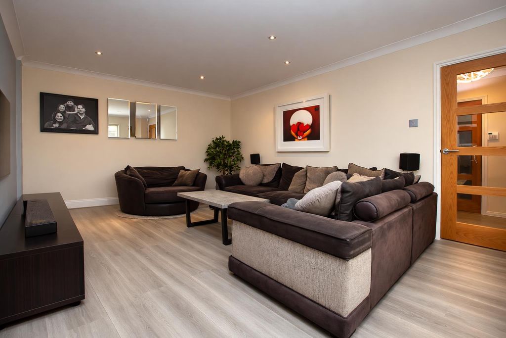 Additional image 4 of 6 bed detached house for saleTilehouse Close, Borehamwood WD6