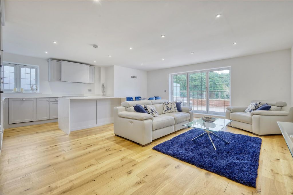 Additional image 6 of 2 bed flat for sale41 Shenfield Road, Shenfield, Brentwood CM15