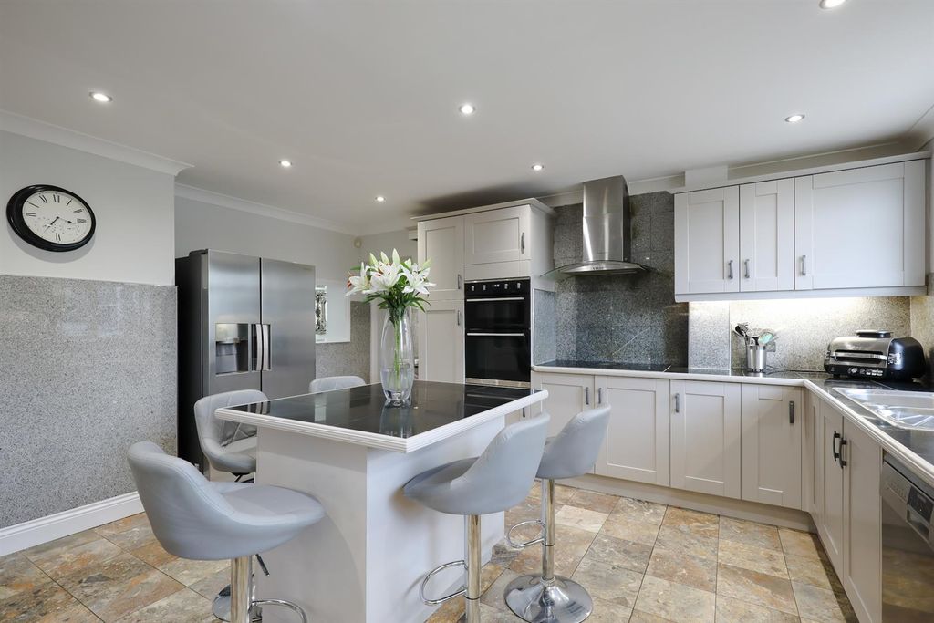 Additional image 6 of 6 bed detached house for saleGoughs Barn Lane, Warfield RG42