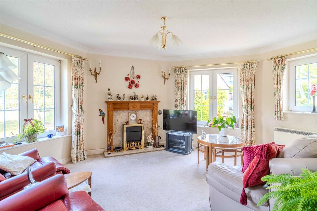 2 bed flat for saleStation Road, Broadway, Worcestershire WR12 photo 2