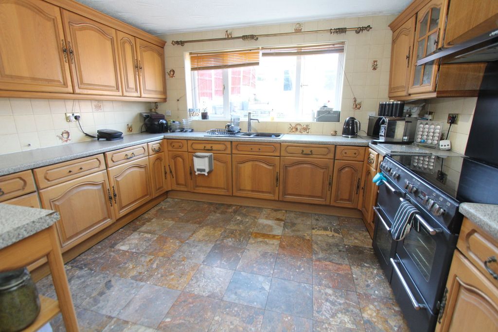 Additional image 7 of 6 bed detached house for saleNorth View Drive, Brierley Hill DY5