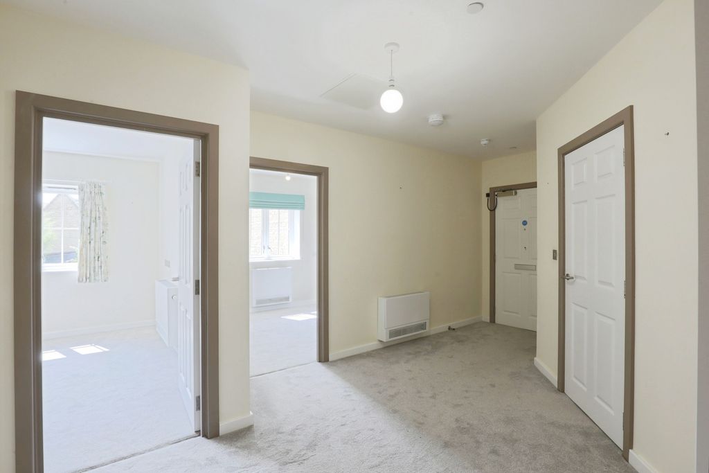 2 bed flat for saleSargent Square, Broadway, Worcestershire WR12 photo 4