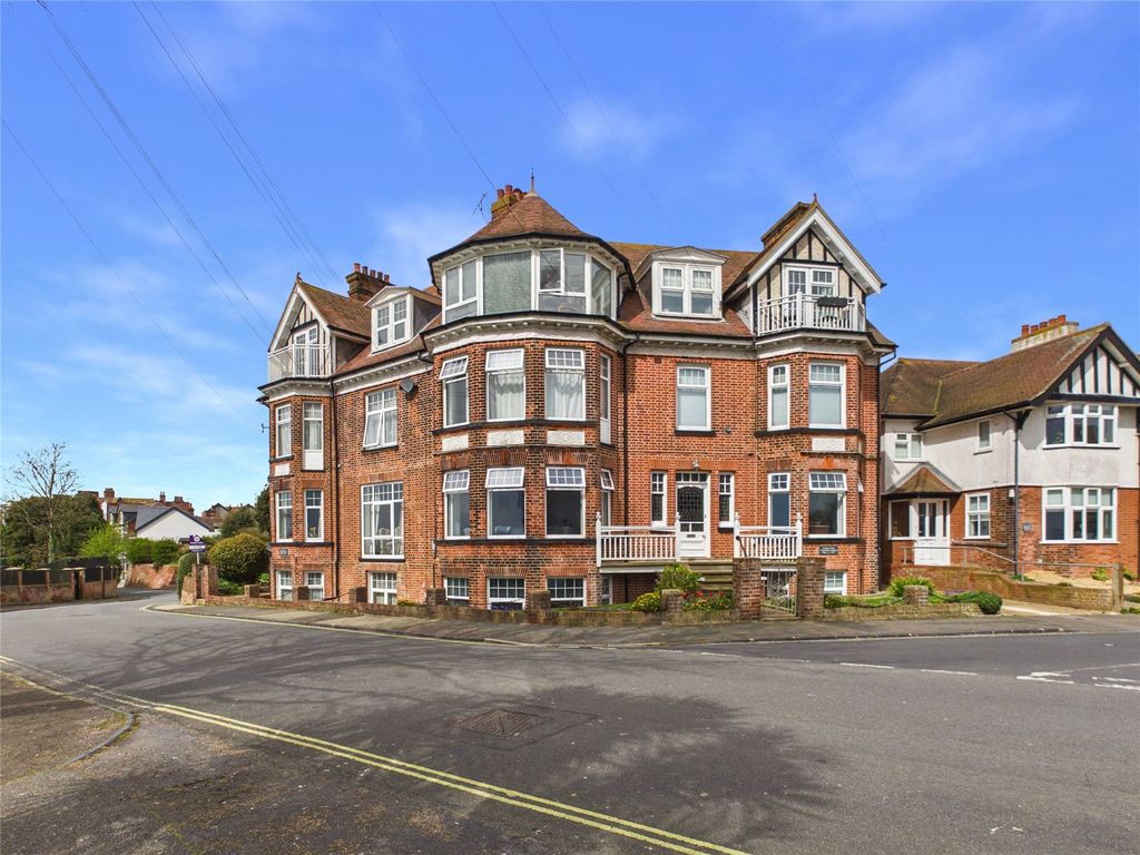 2 bed flat for saleHamilton Gardens, Felixstowe, Suffolk IP11