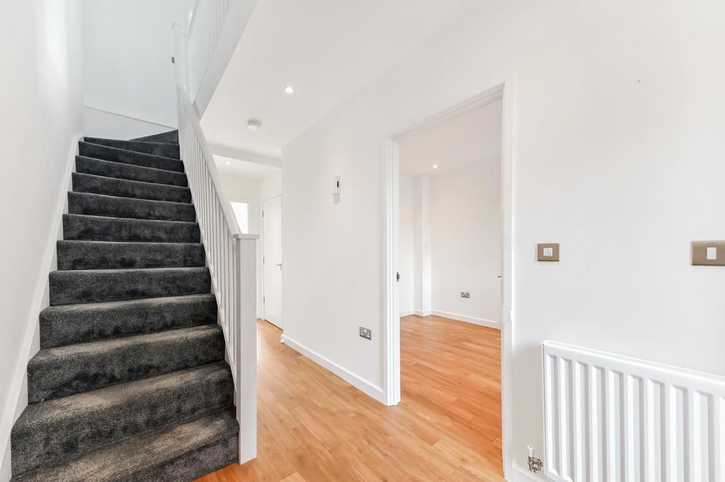 Additional image 6 of 3 bed semi-detached house for saleReynard Way, Brentford TW8
