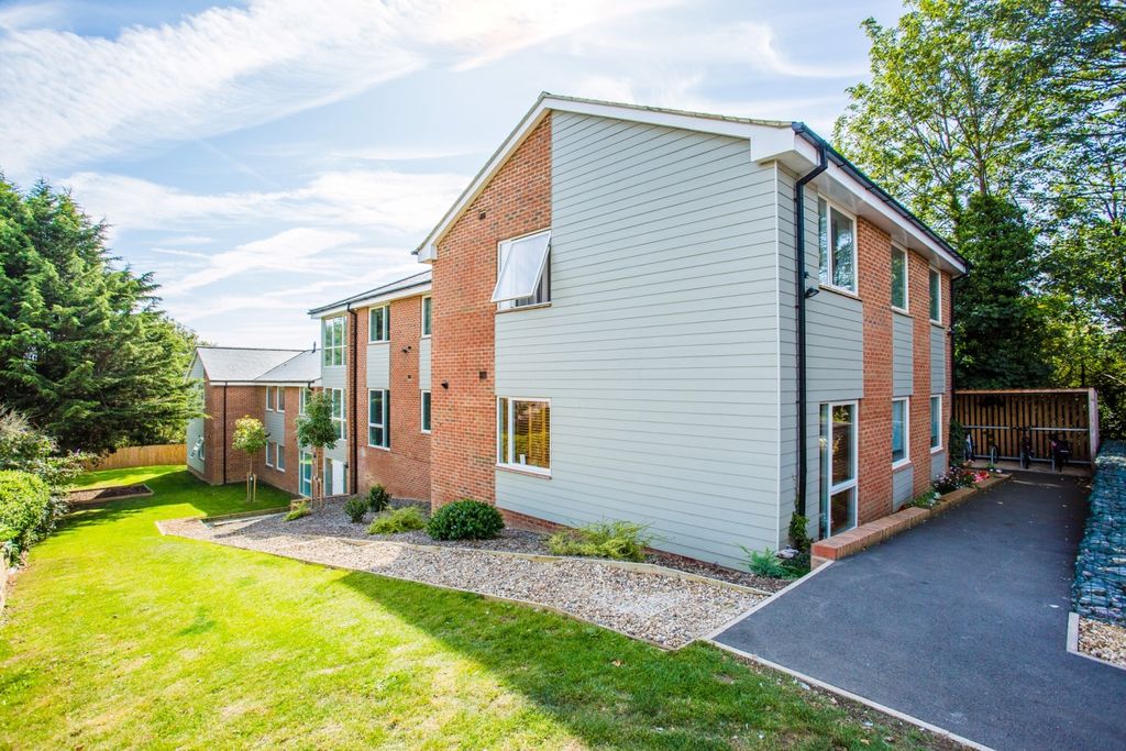 2 bed flat for saleStation Gardens, Buckingham MK18